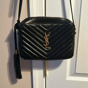 LOU QUILTED CAMERA
CROSSBODY - black and gold